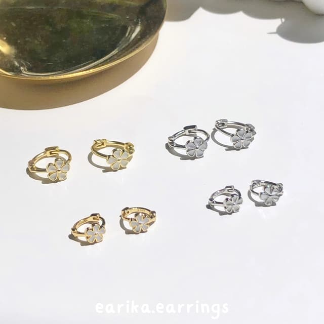 earika.earrings - White Irish flora hoop ต่างหูห่วงดอกไม้ก้า