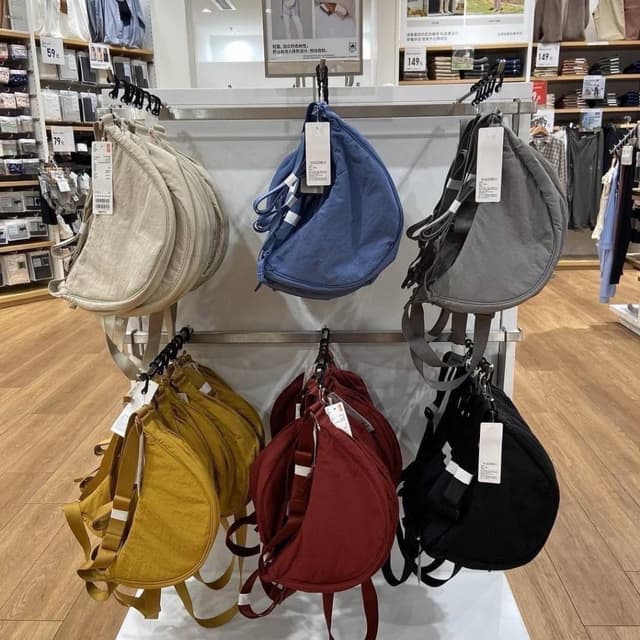 พร้อมส่ง มี8สีใหม่ กระเป๋า สไตล์ยูนิโคล Uniqlo Round Mini Sh